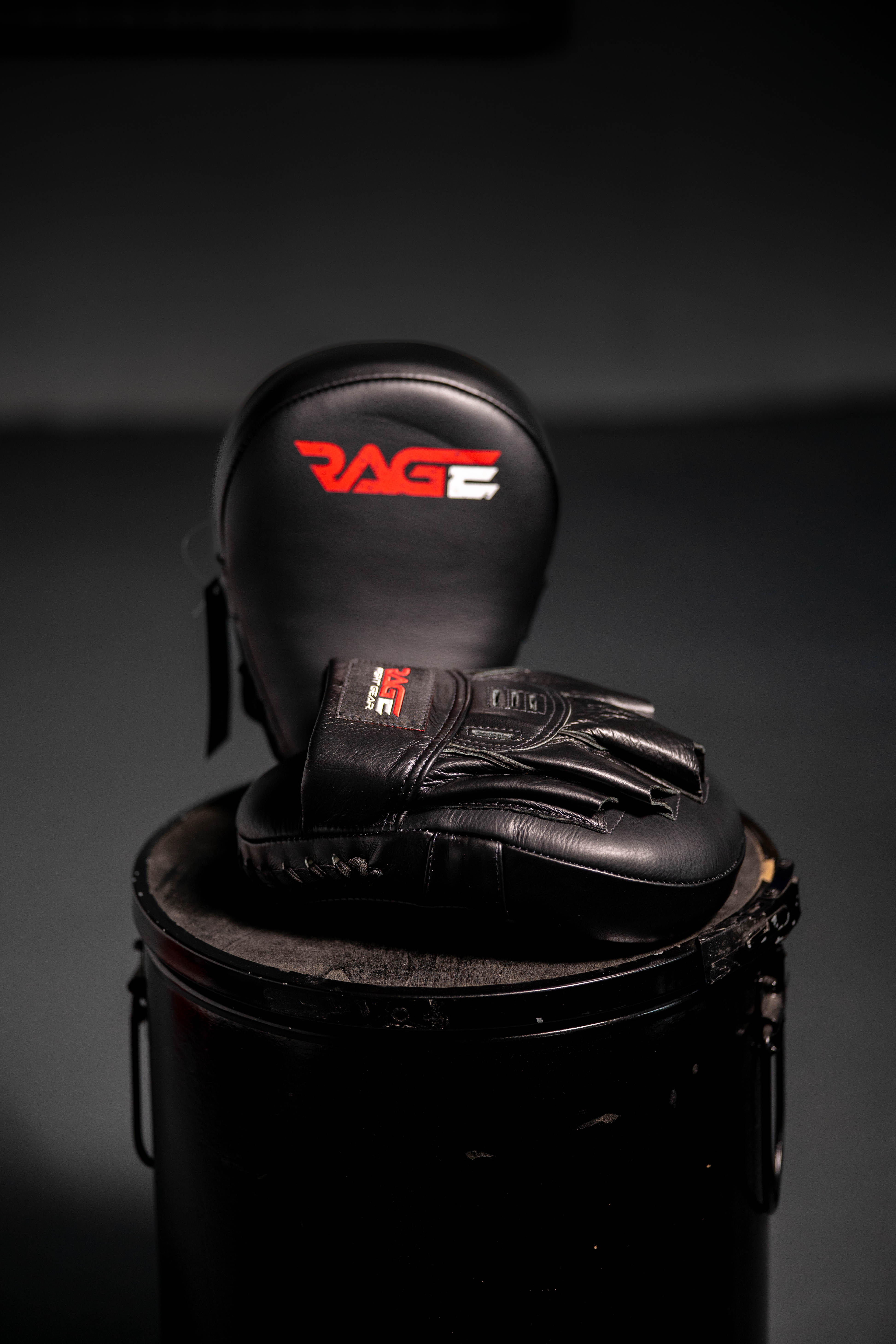 Pad Work Equipment — focus mitts curved leather black
